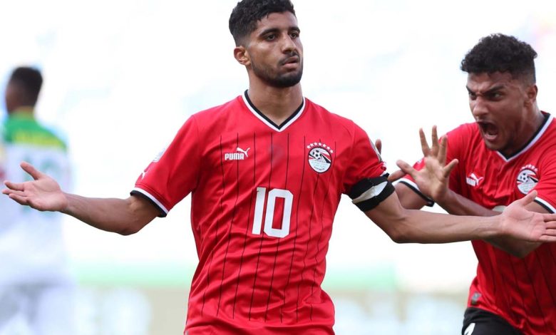 استمرار الدوري المصري وعدم استثناء إبراهيم عادل - يلا شوت - Yalla Shoot الموقع الرياضي الاول والافضل عربيا استمرار الدوري المصري وعدم استثناء إبراهيم عادل كان ما أعلن عنه ثروت سالم في برنامج إم بي سي مصر، كما يتهيئ منتخب مصر لخوض منافسات الأوليمبياد بعد الحصول على المركز الثاني في بطولة أمم إفريقيا تحت سن 23 سنة. استمرار الدوري المصري وعدم استثناء إبراهيم عادل أعلن ثروت سالم عضو رابطة الأندية أن مسابقة الأندية ستقام في موعدها المعلن عنها بقرار من روجيرو ميكالي مدرب المنتخب الأولمبي بعدما كانت معرضة إلى التأجيل، ونوه ثروت سويلم خلال لقاءه مع برنامج إم بس سي مصر 2 على قرارات الدولة التي تخص توقف الدوري لمدة شهر من أجل المنتخب الأولمبي، إلا أن ميكالي رفض الأمر حتى لا تتعرض الكرة المصرية إلى الخسائر. وذك بعد اتفاق وزير الرياضة مع الأهلي وبيراميدز لتواجد لاعبي الفريقين مع المنتخب الأولمبي، أما بخصوص استثناء إبراهيم عادل فكان الأهلي على علم بالاتفاق مع بيراميدز ولم يعترض على الأمر. عدم استثناء إبراهيم عادل من المشاركة في المنتخب ثم عاوز ثروت سويلم الاتصال على البرنامج بعد بعض الدقائق وأعان أنه لم يكن يقصد إبراهيم عادل بذاته بل كل ما يهتم به هو مصلحة المنتخب الأوليمبي. فكان من المتفق عليه خروج إبراهيم عادل من معسكر المنتخب الأوليمبي قبل مباراة الأهلي التي تنعقد في يوم 12 يوليو، حيث يقوم إبراهيم عادل بحضور مباراة بيراميدز ثم العودة إلى معسكر المنتخب الأوليمبي. وكان السبب الرئيسي من تمسك بيراميدز بإبراهيم عادل هو غياب رمضان صبحي بسبب الإيقاف، وكان من المقرر عودة إبراهيم عادل إلى معسكر بيراميدز يوم السبت ويظل به حتى يوم مباراة الأهلي 12 يوليو، بعد ذلك يسافر إلى بعثة المنتخب الأوليمبي. كان ميكالي من أفضل المدربين الأجانب الذي يحرص على عدم مساس الكرة أو الدوري بالضرر وألا يتسبب لاعبي المنتخب في إيقاف الدوري لذلك حرص على استمرار الدوري المصري وعدم استثناء إبراهيم عادل